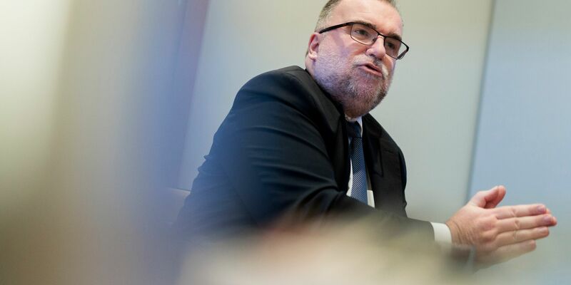 «Wenn wir über zusätzliche Strecken oder Gleise an bestehenden Strecken sprechen, dauert es von der ersten Idee bis zum ersten Zug Jahrzehnte»: BDI-Präsident Siegfried Russwurm. - Foto: Carsten Koall/dpa