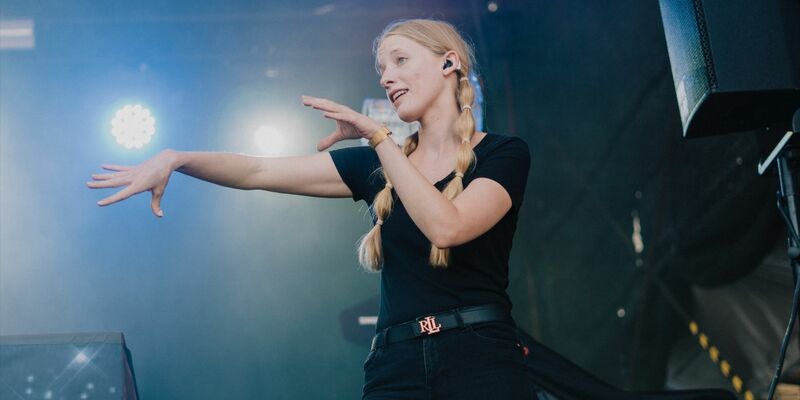 Die taube Musikperformerin Cindy Klink performt Lieder in Gebärdensprache. - Foto: Marvin van Beek/-/dpa