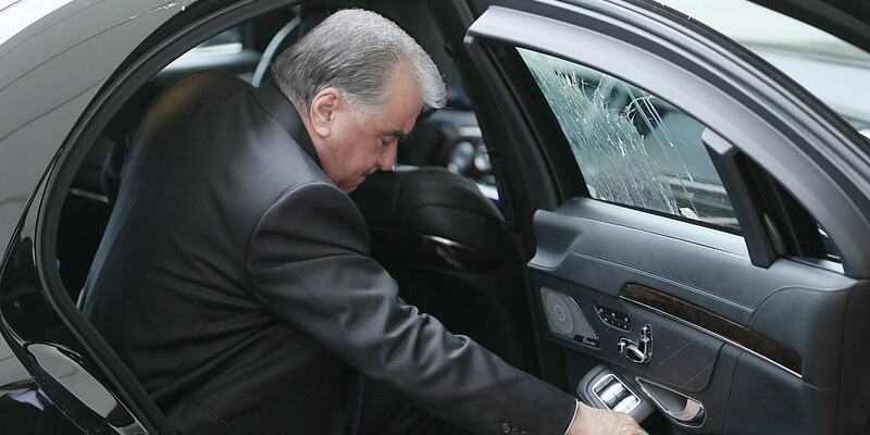 Die Scheibe ist dreckig: Rahmon steigt im Kanzleramt aus dem Auto (Archiv) - Foto: über dts Nachrichtenagentur