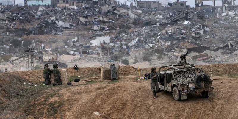 Israelische Armeefahrzeuge und Soldaten sind in der Nähe der Grenze zum Gazastreifen zu sehen. - Foto: Tsafrir Abayov/AP/dpa