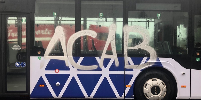 POL-PDTR: Omnibus mit Graffiti besprüht. - Foto: presseportal.de