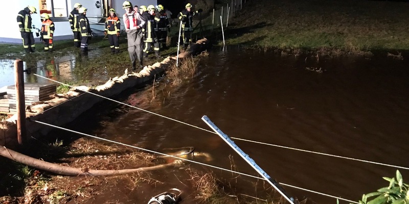 FW-ROW: Feuerwehren auch am Heiligabend gefordert - zahlreiche Einsatzstellen aufgrund des Hochwassers - Foto: presseportal.de