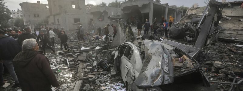 Palästinenser suchen nach einem schweren israelischen Bombardement des Flüchtlingsviertels Al-Maghasi nach Toten. - Foto: Mohammed Talatene/dpa