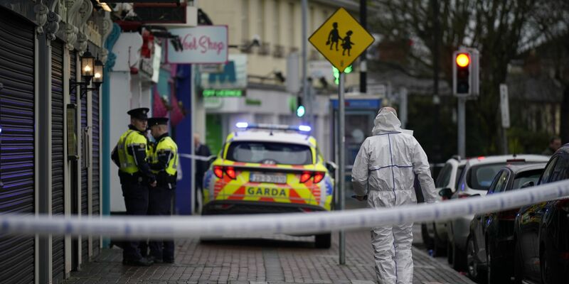 Gerichtsmediziner und Polizisten am Tatort - ein Restaurant im Vorort Blanchardstown. - Foto: Niall Carson/PA/dpa