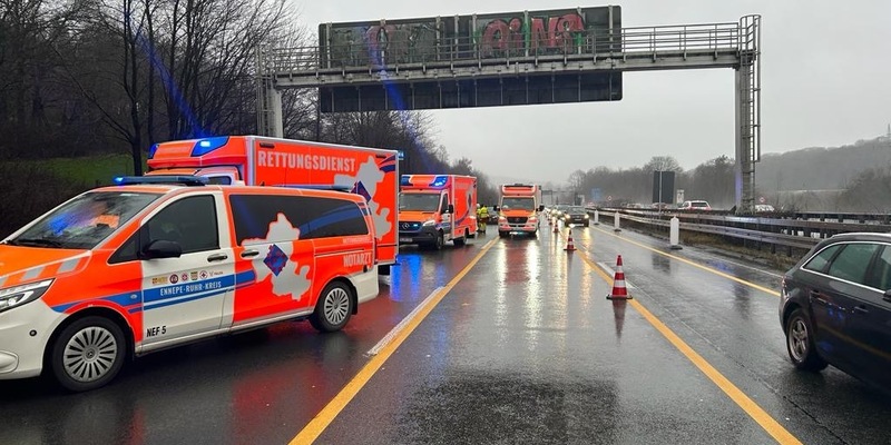 FW-EN: Verkehrsunfall auf der Autobahn A1 - 12 Verletzte - Foto: presseportal.de