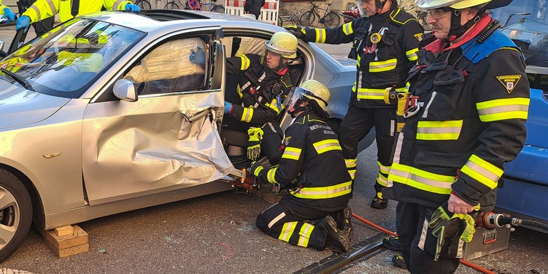 FW-M: Zusammenstoß zwischen Tram und Pkw am Hauptbahnhof (Ludwigsvorstadt) - Foto: presseportal.de