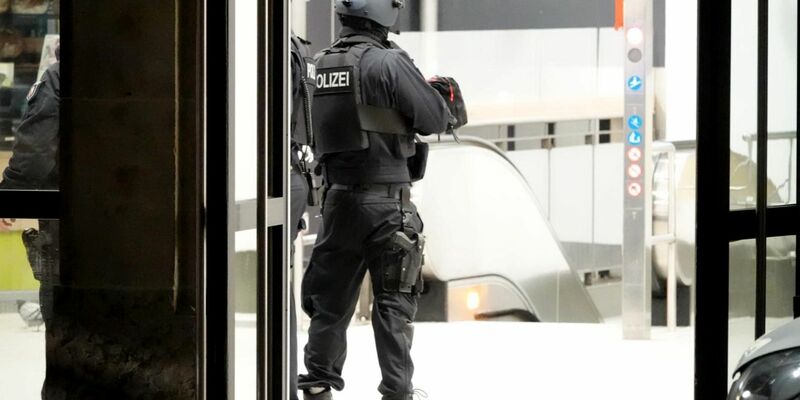 Einsatzkräfte der Polizei stehen im Bielefelder Hauptbahnhof. - Foto: Christian Müller/Wetfalennews/dpa