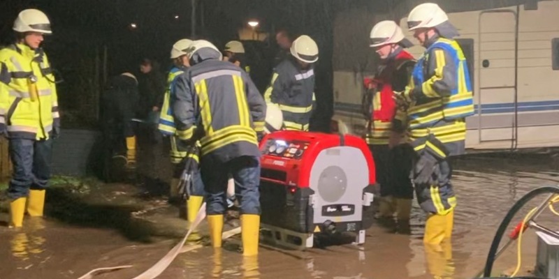 FW-EN: 60 Einsatzkräfte von Feuerwehr DLRG und THW im Hochwassereinsatz am Camping- und Mobilheimplatz in Hattingen - Foto: presseportal.de
