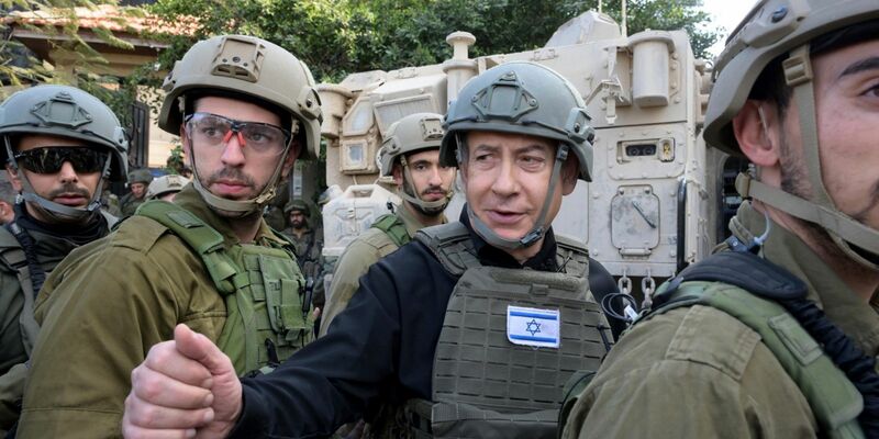 Israels Premier Benjamin Netanjahu (M) hält eine Sicherheitsbesprechung mit Kommandeuren und Soldaten ab. - Foto: Avi Ohayon/GPO/AP/dpa