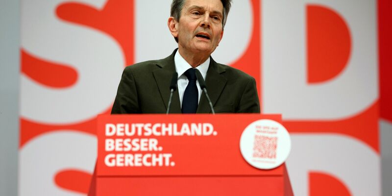 Rolf Mützenich hält nicht viel von einer Rückkehr zur Wehrpflicht. - Foto: Bernd von Jutrczenka/dpa