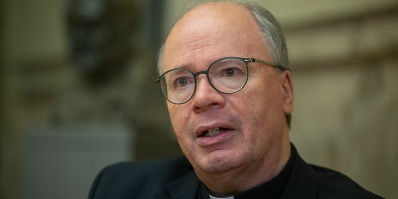 Der Trierer Bischof Stephan Ackermann spricht bei einem Interview. - Foto: Harald Tittel/dpa