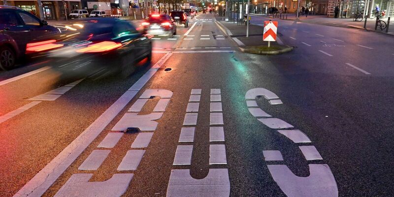 In deutschen Großstädten sind im laufenden Jahr kaum neue Busspuren ausgewiesen worden. - Foto: Carsten Rehder/dpa