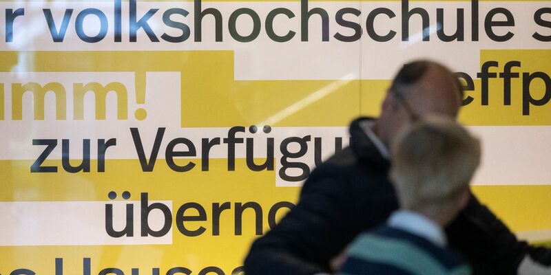 Es gibt einen deutlichen Trend bei Anmeldungen bei Anmeldungen an den Volkshochschulen. - Foto: Marijan Murat/dpa
