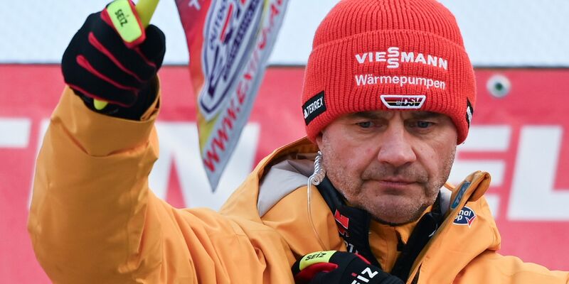 Skisprung-Bundestrainer Stefan Horngacher hat sein Team für den Auftakt der Vierschanzentournee nominiert. - Foto: Hendrik Schmidt/dpa