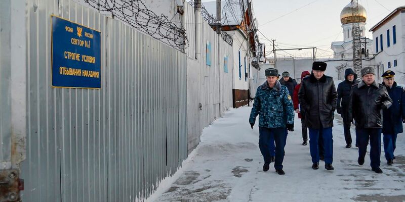 Auf diesem vom Ombudsmann für Menschenrechte des Autonomen Kreises der Jamal-Nenzen zur Verfügung gestellten Foto geht eine Gruppe von Beamten durch eine Gefängniskolonie im russischen Charp. - Foto: -/Ombudsmann für Menschenrechte des Autonomen Bezirks der Jamal-Nenzen/AP/dpa