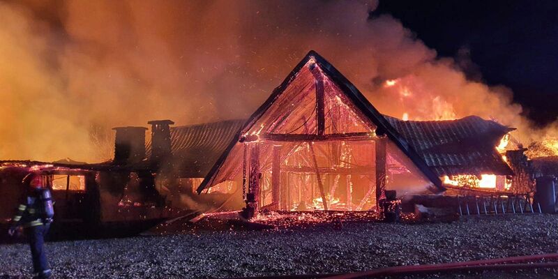 Das Feuer brach bisher ungeklärten Gründen aus. - Foto: ISU Prahova Romanian Emergency Services/AP/dpa