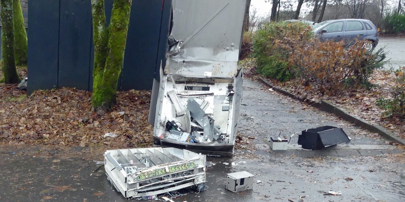 POL-GM: Zigarettenautomat aufgesprengt - Foto: presseportal.de