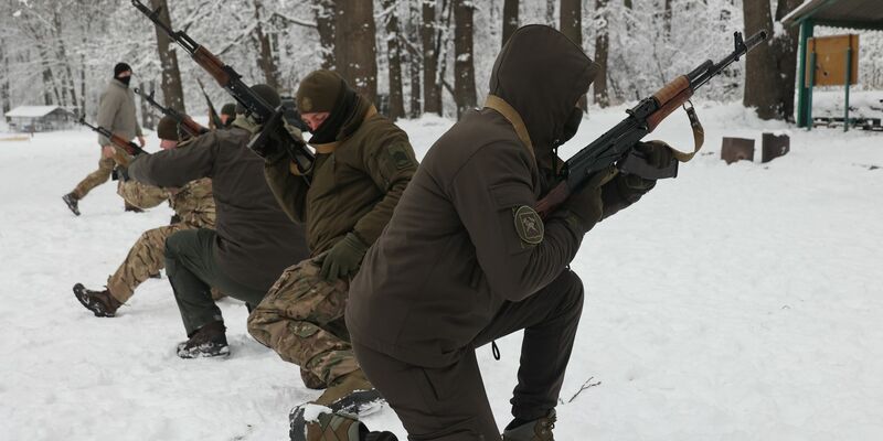 Ukrainische Soldaten erhalten eine Spezialausbildung unter Feldbedingungen in der Region Charkiw im Nordosten der Ukraine. - Foto: Ukrinform/dpa