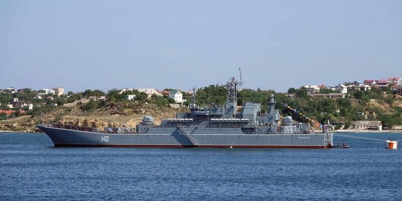 Das Kriegsschiff «Nowotscherkassk» der russischen Schwarzmeerflotte vor der Hafenstadt. - Foto: Ulf Mauder/dpa