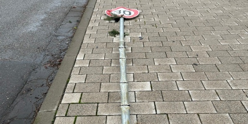 POL-EL: Nordhorn - Verkehrsschild bei Unfall herausgerissen und geflüchtet - Foto: presseportal.de