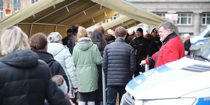 Am zweiten Weihnachtsfeiertag bildet sich eine Warteschlange beim Einlass in den Kölner Dom. - Foto: Sascha Thelen/dpa