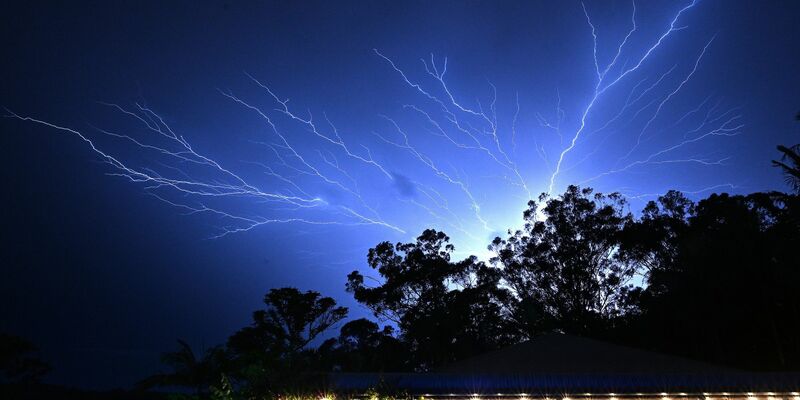 Ein intensiver Blitz erhellt den Himmel. - Foto: Dave Hunt/AAP/dpa