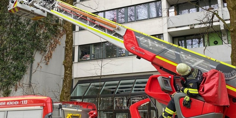 FW-M: Brennendes Weihnachtsgesteck im Hochhaus (Milbertshofen) - Foto: presseportal.de