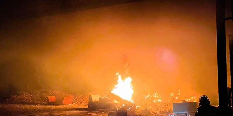 FW-E: Brand in einer leerstehenden Lagerhalle - zügiger Löscheinsatz verhindert Brandausbreitung - Foto: presseportal.de