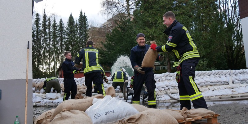 FW Celle: Hochwassereinsätze am 2. Weihnachtstag - 5. Lagemeldung! / Hund aus Überschwemmungsfläche gerettet. - Foto: presseportal.de