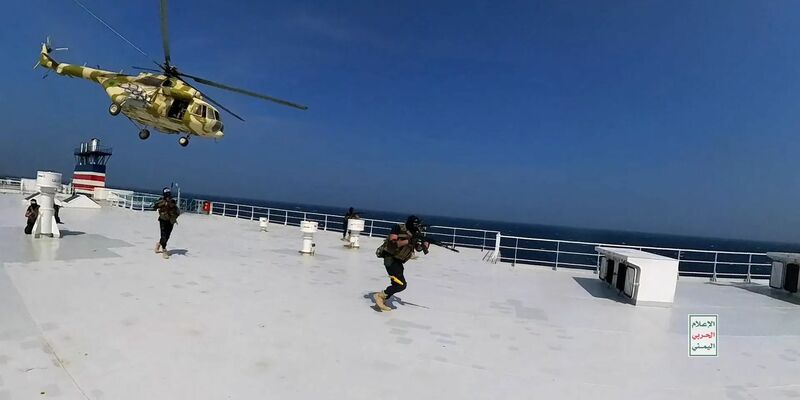 Huthi-Rebellen, die auf dem Deck des Frachtschiffs «Galaxy Leader» laufen, als sie es im Roten Meer vor der Küste von Hodeidah in ihre Gewalt bringen. - Foto: ---/Houthi Military Media Center/dpa