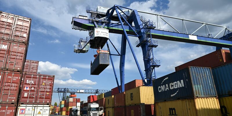 Zinserhöhungen und die schwächelnde Weltwirtschaft verderben vielen Branchen in Deutschland die Stimmung. - Foto: Arne Dedert/dpa