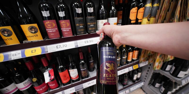 Künftig sollen die Menschen in Großbritannien auch wieder Wein und Sekt in Pint-Flaschen kaufen können. - Foto: Yui Mok/PA Wire/dpa