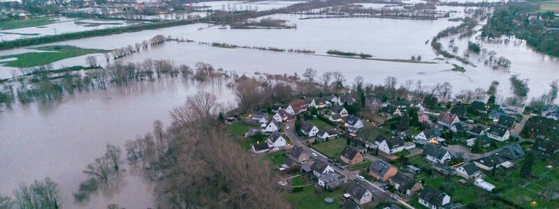 Hochwasser umfließt die Ortschaft Ruthe im Landkreis Hildesheim. - Foto: Julian Stratenschulte/dpa