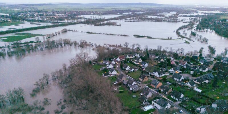 Hochwasser umfließt die Ortschaft Ruthe im Landkreis Hildesheim. - Foto: Julian Stratenschulte/dpa