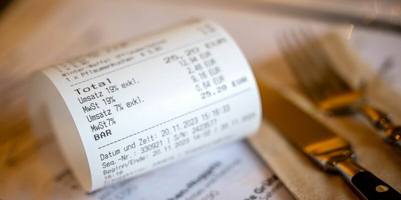 Zeigt sich die geplante Mehrwertsteuersenkung auch auf der Restaurant-Rechnung? (Archivbild) - Foto: Sina Schuldt/dpa