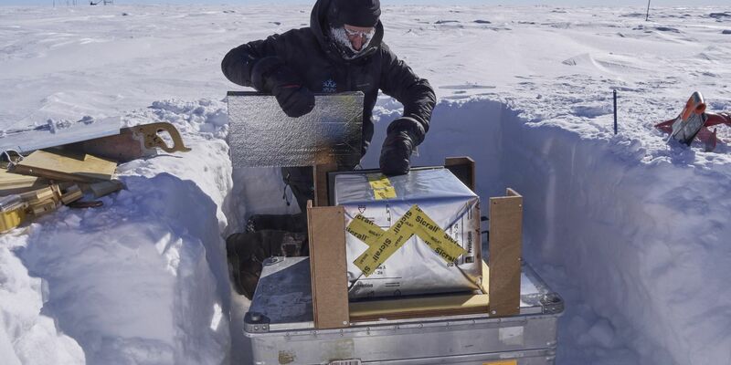 Matthias Jaggi baut die Metamorphosebox mit dem Schneeblock fertig. - Foto: Matthias Jaggi/SLF/dpa
