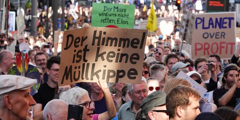 Protestzug von Fridays for Future in der Hamburger Innenstadt. Klimafreundliches Verhalten ist den Menschen in Deutschland weniger wichtig, als noch in den letzten Jahren. - Foto: Franziska Spiecker/dpa