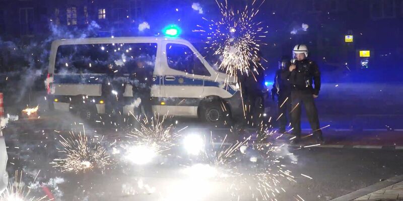 Im vergangenen Jahr wurden in Berlin Rettungskräfte nach Worten von Berlins Polizeipräsidentin Barbara Slowik gezielt in mutmaßliche Hinterhalte gelockt. - Foto: Julius-Christian Schreiner/TNN/dpa