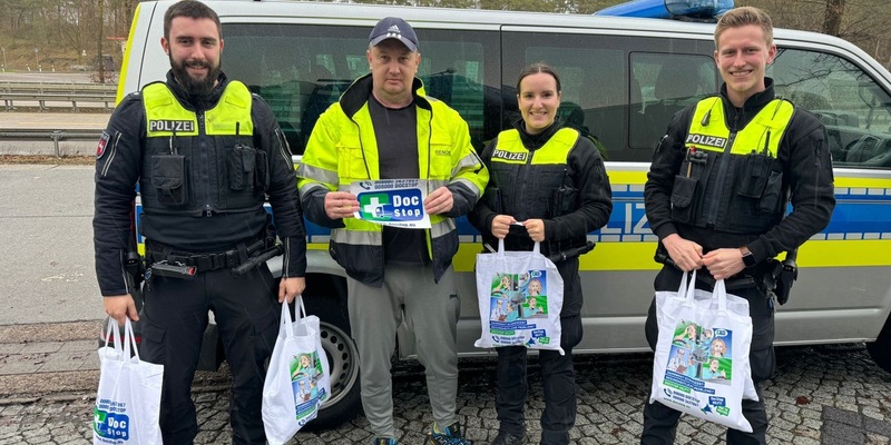 POL-DEL: Autobahnpolizei Ahlhorn: Beamte der Autobahnpolizei unterstützen den Verein DocStop und verteilen Geschenktüten an Kraftfahrer - Foto: presseportal.de