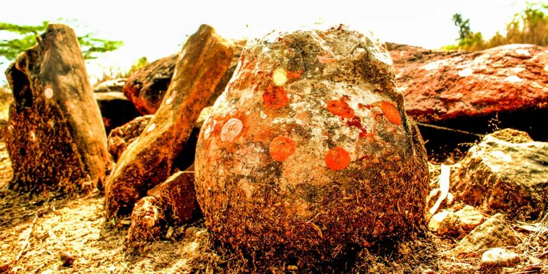 Diese als göttlich verehrte Steinkugel in Indien hat sich als Dino-Ei entpuppt. - Foto: Vishal Verma/dpa