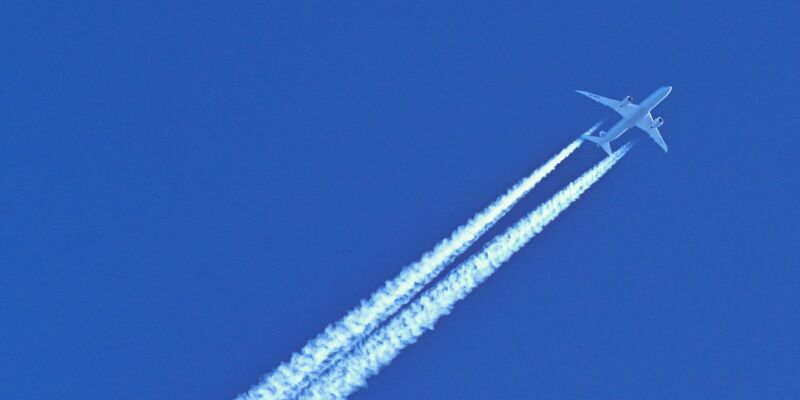 Wer auf das Fliegen verzichtet, verbessert seine CO2-Bilanz klar. - Foto: Patrick Pleul/dpa-Zentralbild/dpa