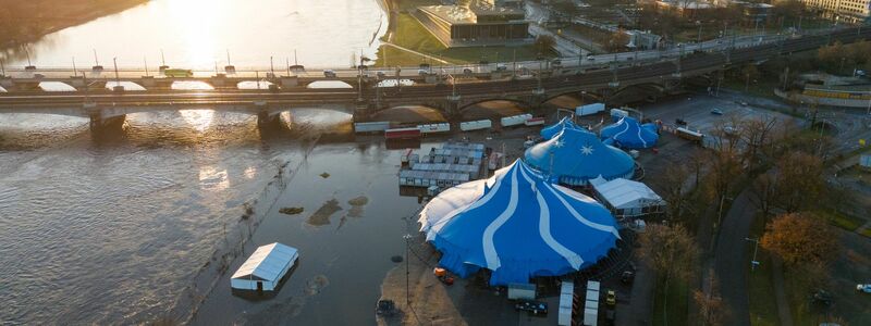 Das Hochwasser der Elbe nähert sich den Zelten des Weihnachts-Circus im Sportpark Ostra in Dresden. - Foto: Sebastian Kahnert/dpa