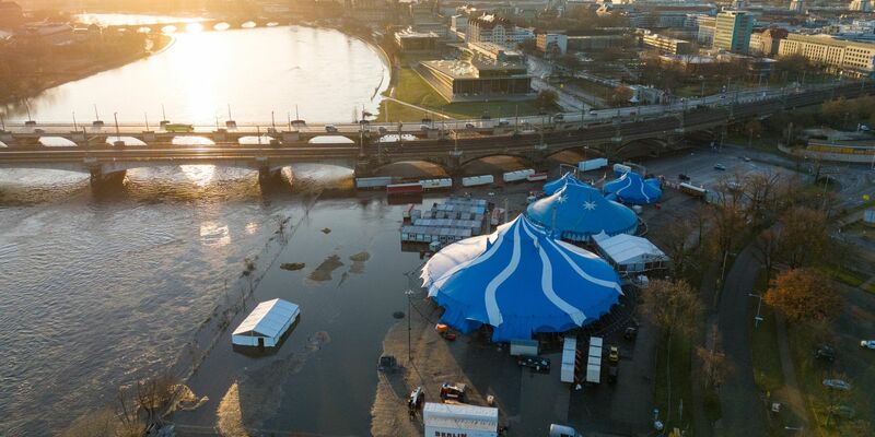 Das Hochwasser der Elbe vor der Kulisse der Altstadt bei Sonnenaufgang. - Foto: Sebastian Kahnert/dpa