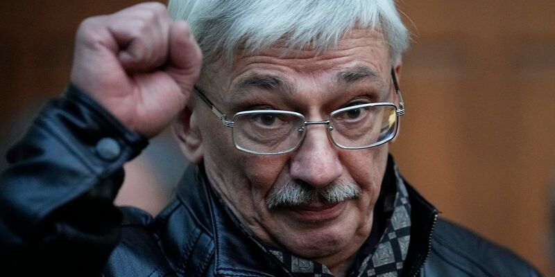 «Memorial»-Vorstandsmitglied Oleg Orlow droht eine mehrjährige Lagerhaft in Russland. - Foto: Alexander Zemlianichenko/AP/dpa