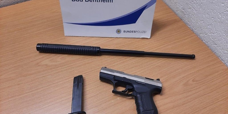 BPOL-BadBentheim: Mit Schreckschusswaffe und Teleskopschlagstock erwischt - Foto: presseportal.de