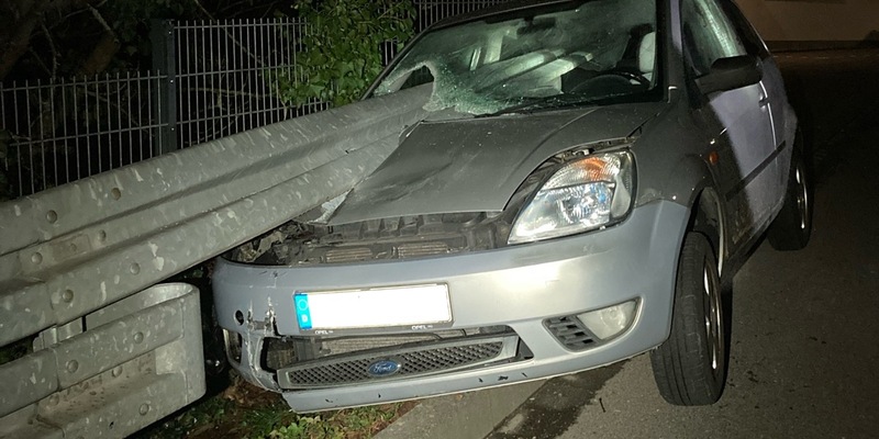 POL-GM: Leitplanke durchbohrt Auto - Verursacher flüchtet - Foto: presseportal.de