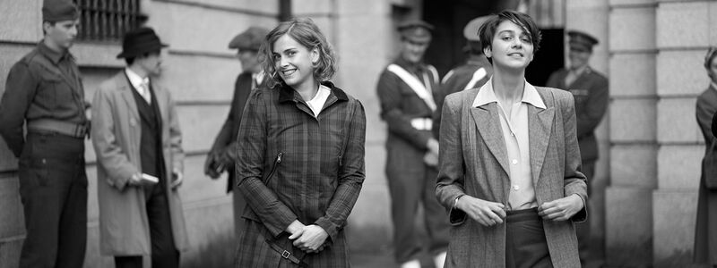 Emma Appleton (r) als Thomasina und Stefanie Martini als Martha in einer Szene des Films «Lola». - Foto: -/Neue Visionen Filmverleih/dpa