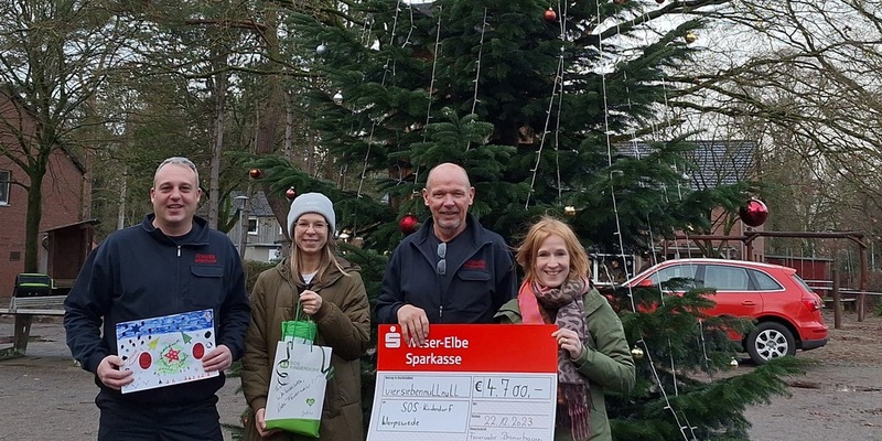 FW Bremerhaven: Personal der Feuerwehr Bremerhaven sammelt für SOS Kinderdorf - Foto: presseportal.de