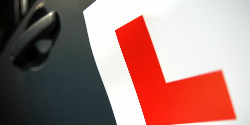 In Großbritannien können Fahrschüler in Begleitung eines qualifizierten Beifahrers und mit einem Lerner-Zeichen am Auto für begrenzte Zeit am Straßenverkehr teilnehmen. - Foto: PA Archive/dpa