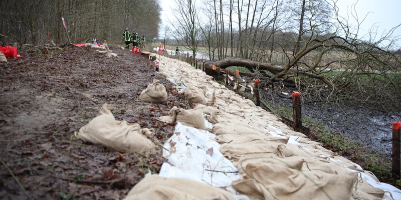 FW-OLL: Hochwasser in Sandkrug - Wasserstand im Barneführerholz erreicht Scheitelpunkt - Deich wird weiter gesichert - Foto: presseportal.de